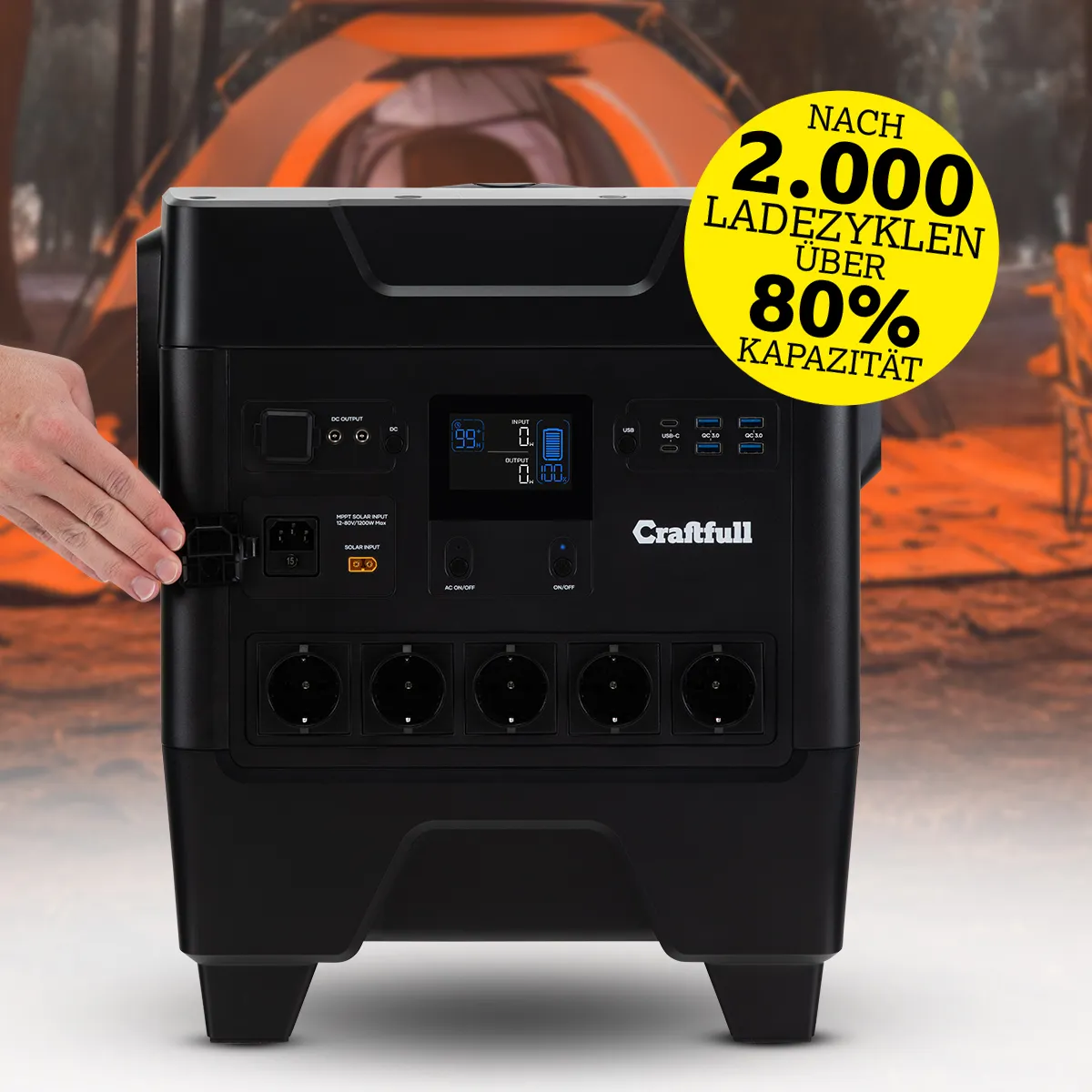 Starker LiFePO4-Akku mit 3.072 Wh Hand steckt Kabel in die Steckdose des Craftfull Stromspeichers